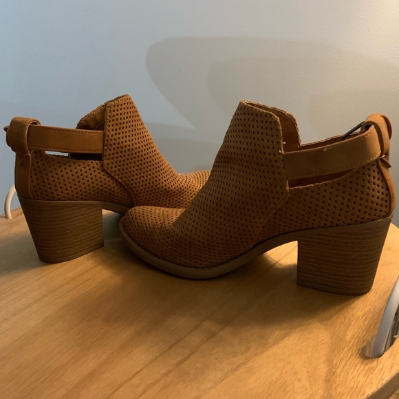 Qupid tan booties with buckle - Picture 2 of 9